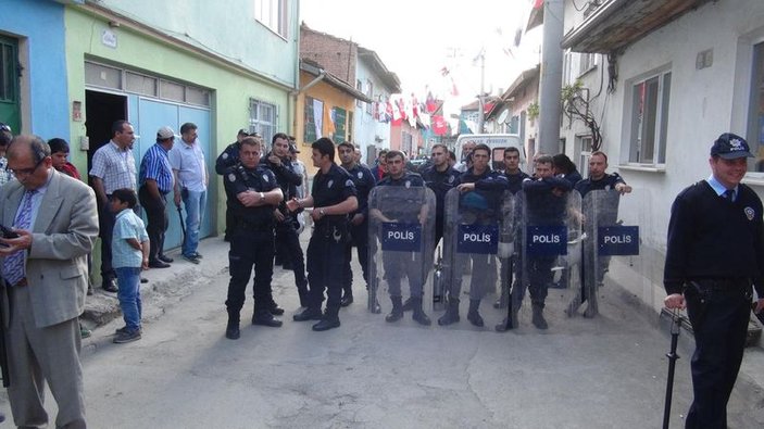Ak Parti ve CHP'li komşuların bayrak asma kavgası