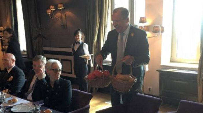 Rusya'da John Kerry'ye patates ve domates hediyesi