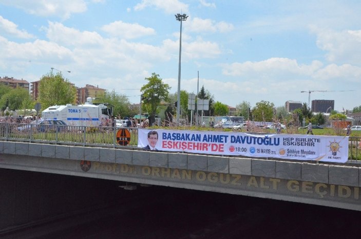 Eskişehir'de bir grup öğrenci AK Parti pankartını indirmek istedi