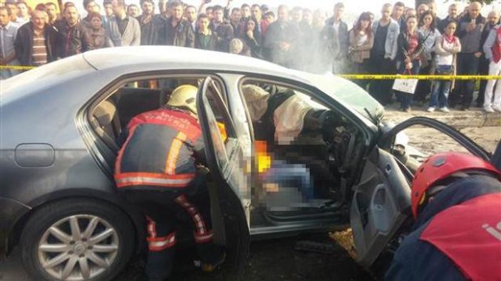 Üsküdar'da İETT otobüsü ile otomobilin çarpışma anı