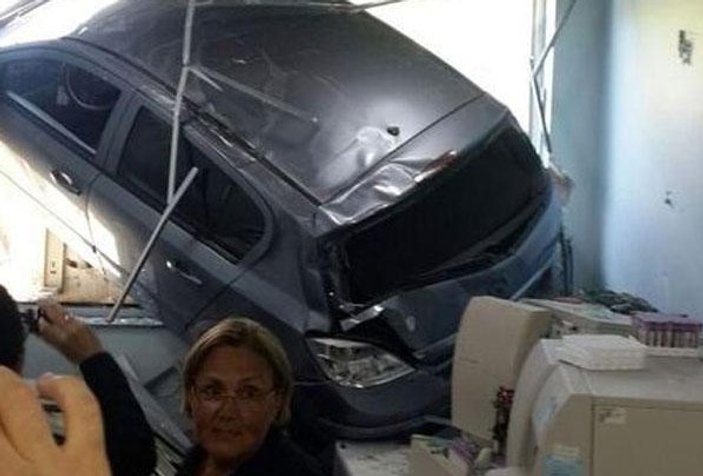 İstanbul'da gaz pedalı takılan otomobil hastaneye girdi