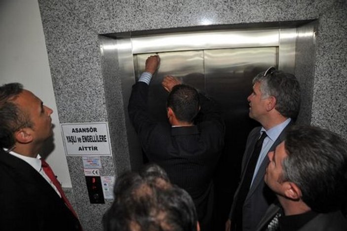 Mehmet Müezzinoğlu asansörde kaldı