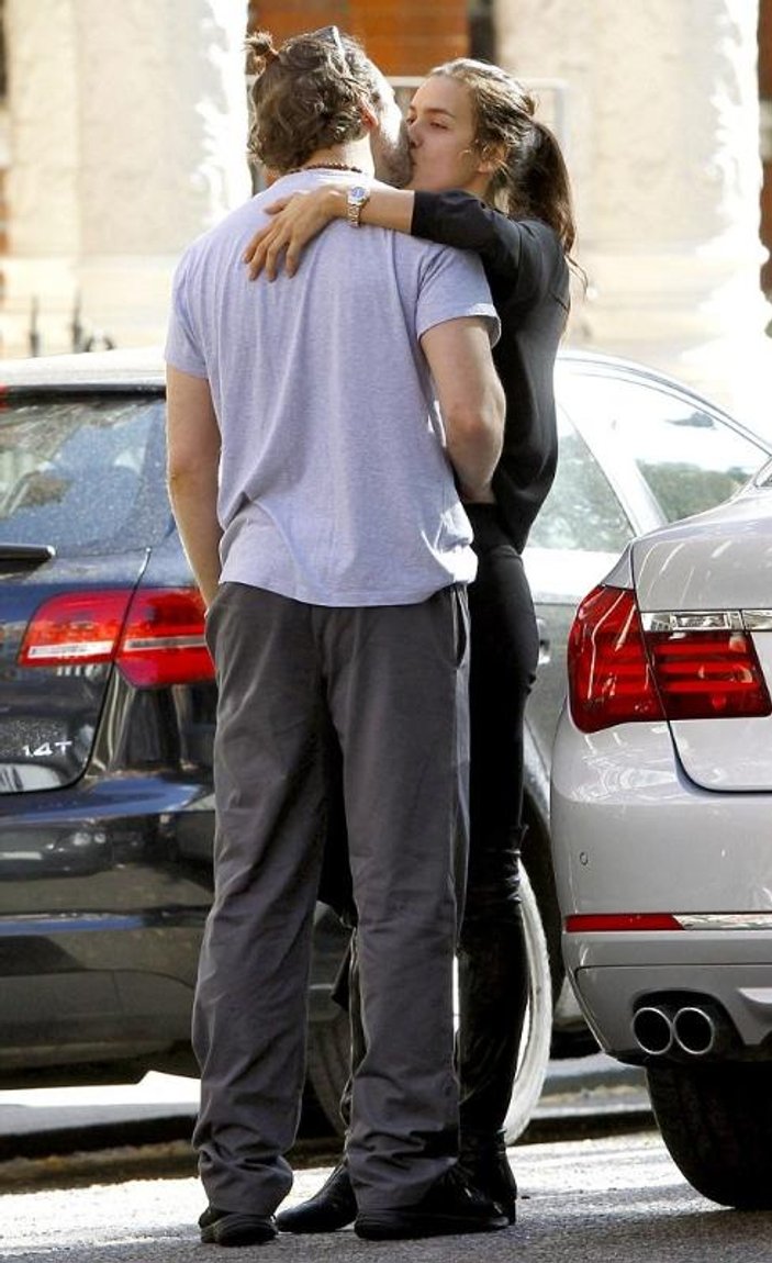 Irina Shayk ve Bradley Cooper yine öpüşürken yakalandı