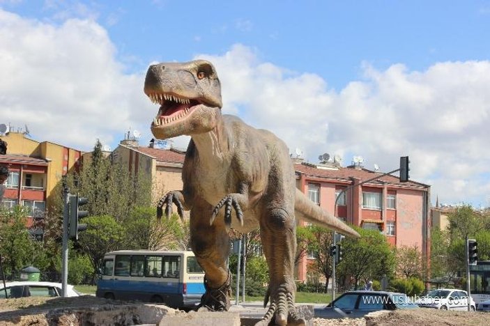 Ankara'ya Dinocan heykeli dikildi