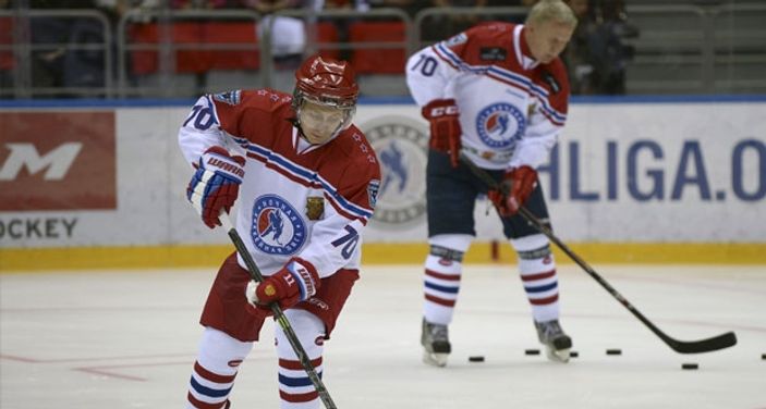 Rusya Devlet Başkanı Putin hokey oynadı