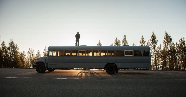 Amerikalı genç okul otobüsünü eve dönüştürdü