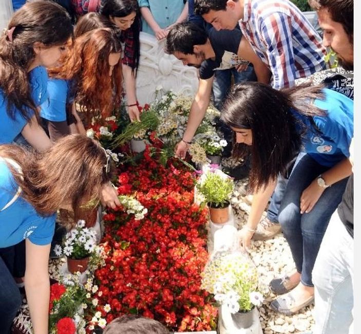 Kardelenler Türkan Saylan'ı unutmadı