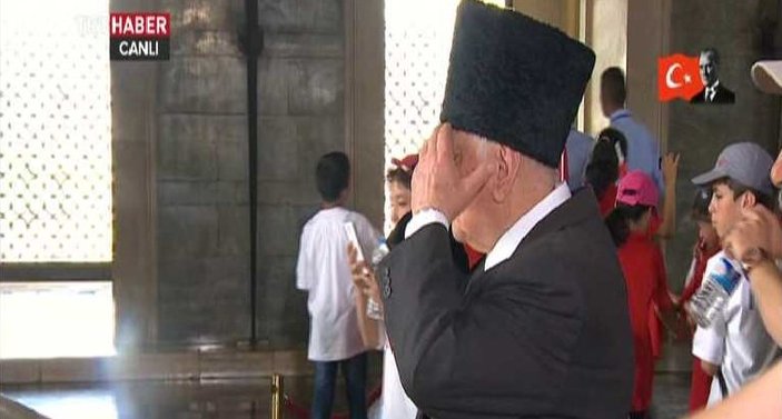 Gazi'nin Atatürk'ün mozolesindeki duygusal anları