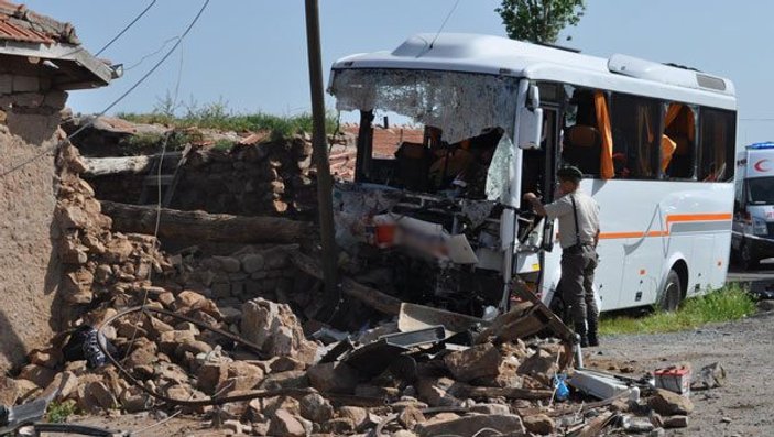 Öğrencileri taşıyan midibüs Kapadokya yolunda kaza yaptı