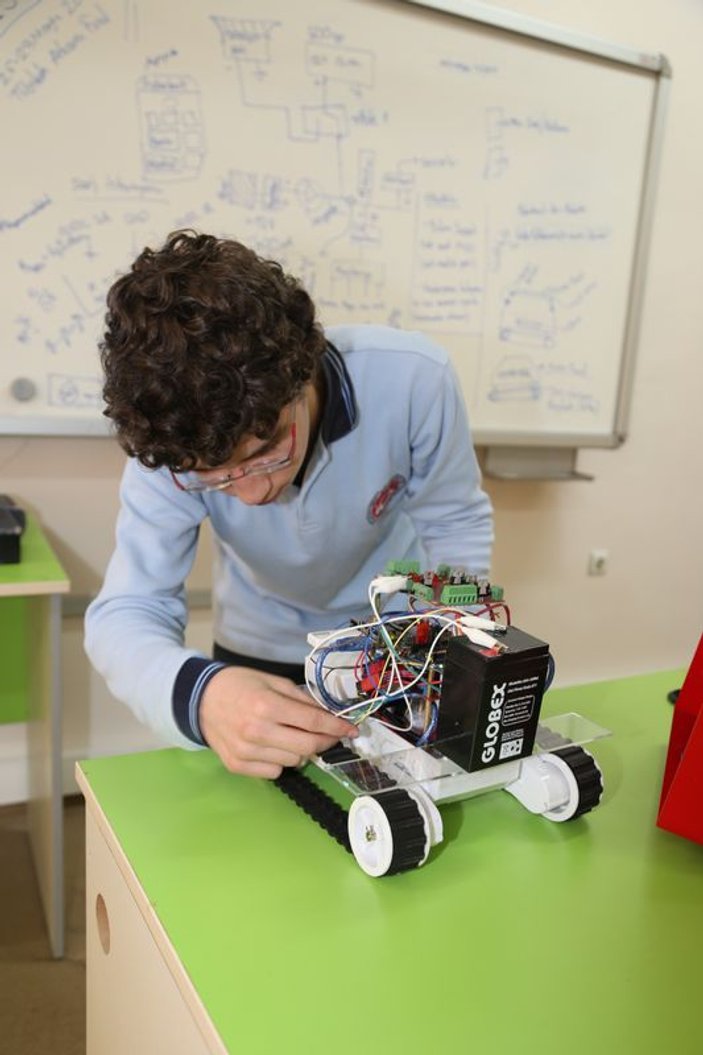Trabzonlu öğrenciden kaçakları haber veren robot