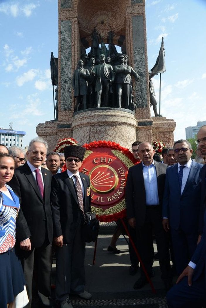 Taksim’deki Cumhuriyet Anıtı’na çelenk bırakıldı