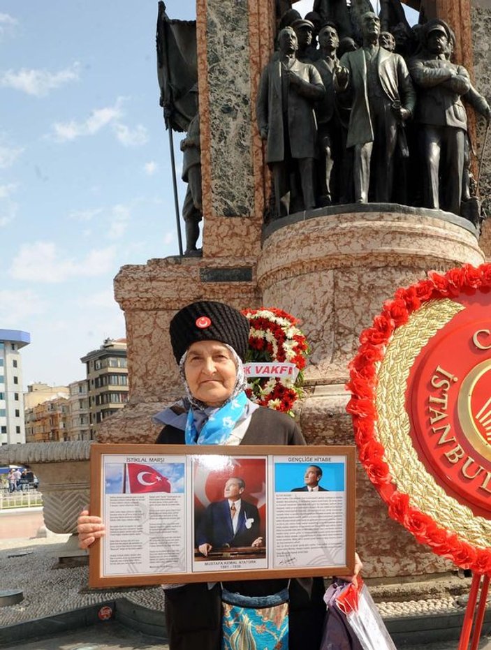 Taksim’deki Cumhuriyet Anıtı’na çelenk bırakıldı
