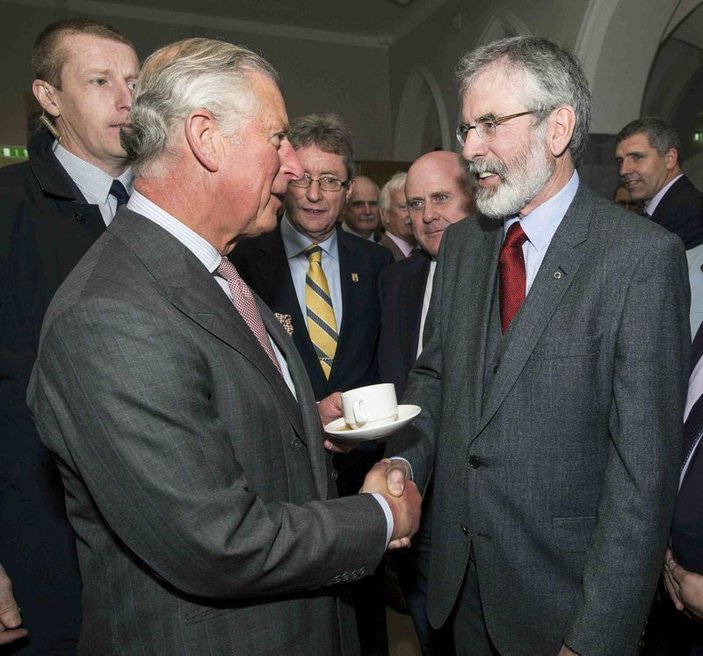 Prens Charles ile Gerry Adams tokalaştı