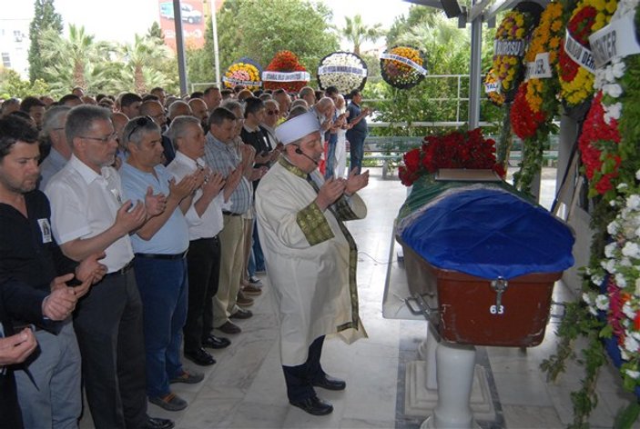 İzmir'de imam cenaze namazında hem ağladı hem ağlattı