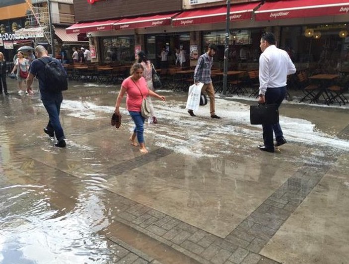İzmir'i sel bastı