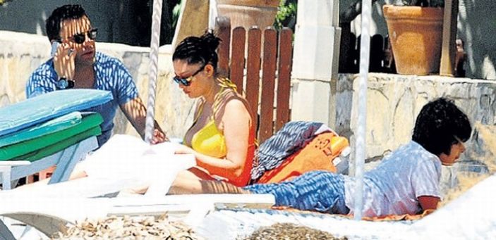 Nurgül Yeşilçay tatile sevgilisi ve oğluyla gitti
