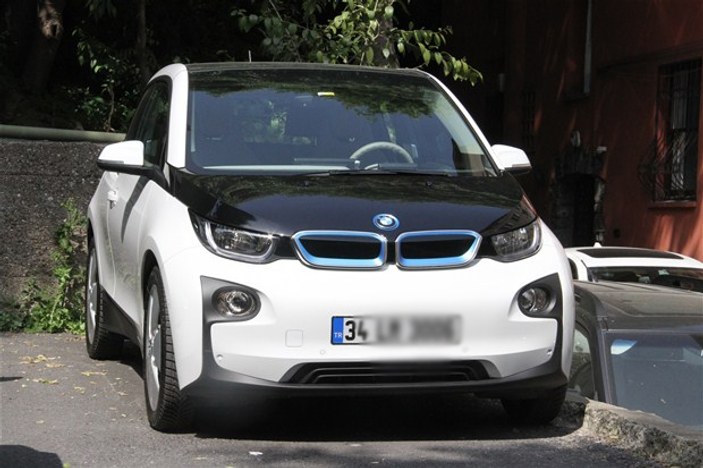Beyaz'ın yeni otomobili elektrikli BMW