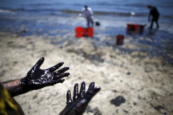 ABD'de 80 ton petrol okyanusa sızdı