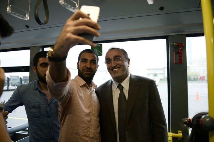 Abdurrahim Albayrak metrobüse bindi