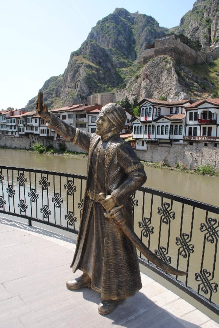 Amasya'daki selfie çeken heykele yeni telefon