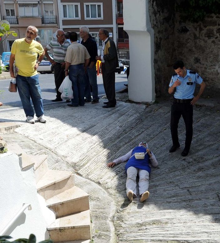 Beşiktaş'ta minibüs yolda yürüyen 3 kişiye çarptı
