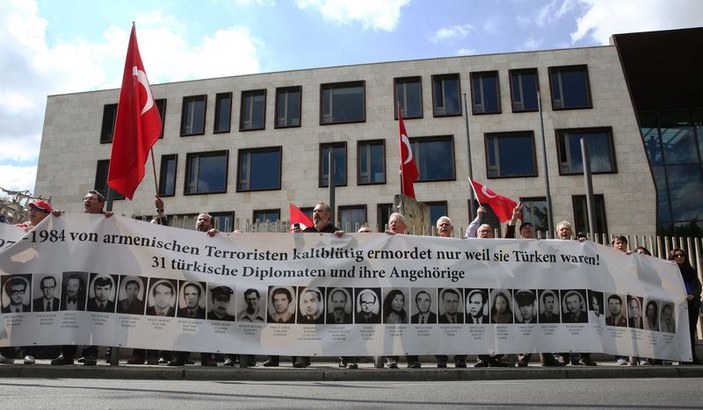 Almanya'da Türklerin Diaspora'ya karşı bayrak nöbeti