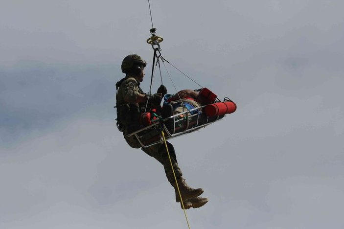 Fethiye'de paraşütü kapanan turist ağacın üzerine düştü