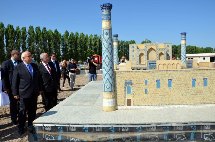Bakan Avcı Eskişehir'de açık hava müzesi inşaatını gezdi