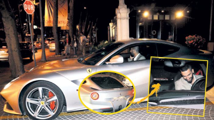 Arda Turan'ın plakası koltukta