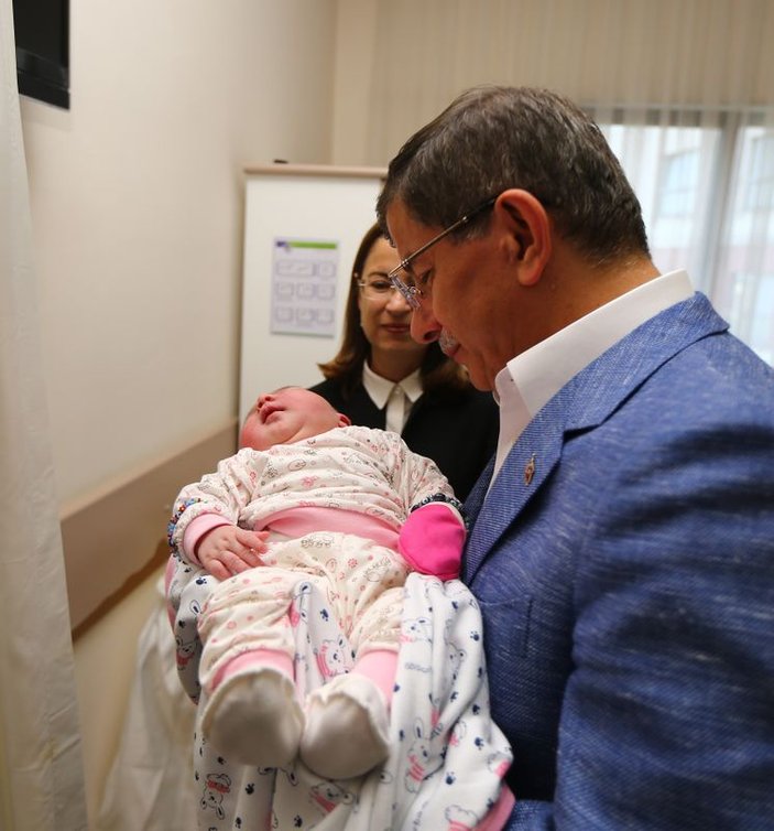 Başbakan Davutoğlu bir bebeğin kulağına ezan okudu