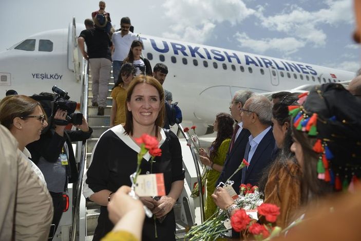 Yüksekova Havalimanı'nda ilk yolcu uçağı indi