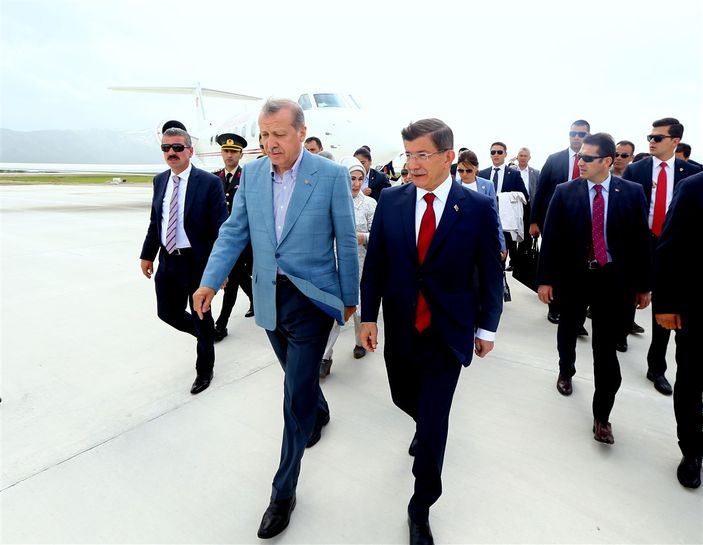 Davutoğlu Yüksekova Havalimanı açılış töreninde konuştu