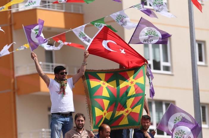 HDP batı şehirlerinde Türk bayrağı kullanıyor