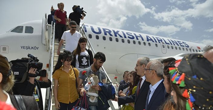 Yüksekova Havalimanı'nda ilk yolcu uçağı indi