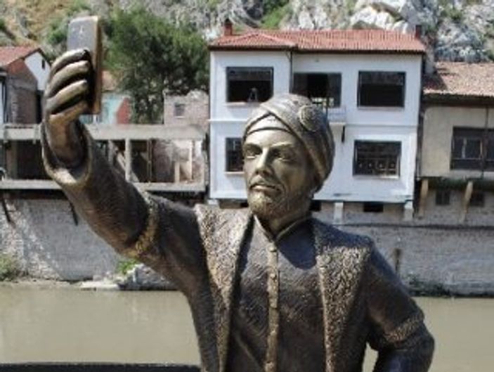 Selfie çeken şehzade heykeline yoğun ilgi