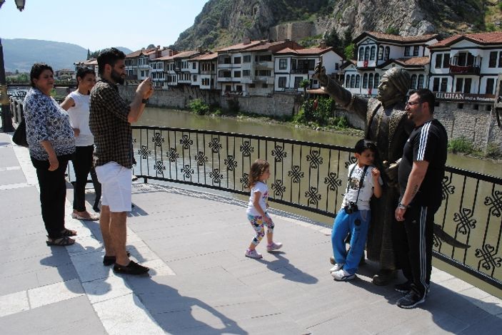 Selfie çeken şehzade heykeline yoğun ilgi