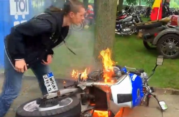 Polonyalı motorcu lastik yakarken motoru yaktı