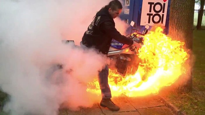 Polonyalı motorcu lastik yakarken motoru yaktı
