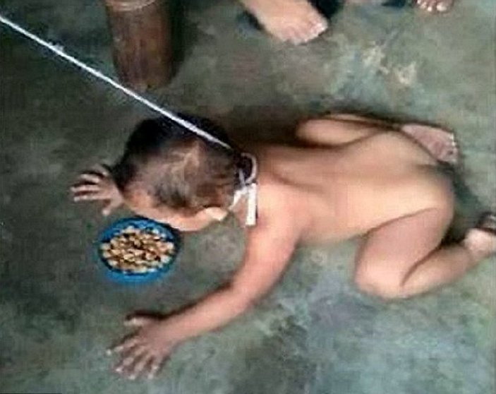 Filipinli kadın çocuğuna tasma takıp köpek maması yedirdi