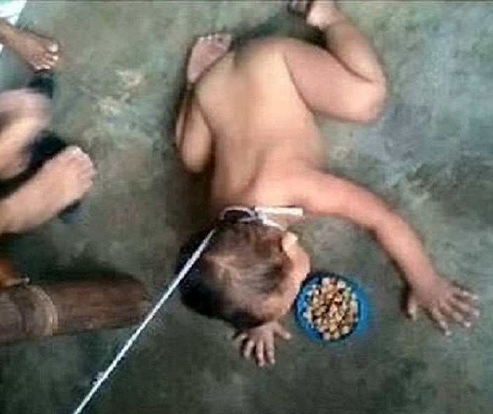 Filipinli kadın çocuğuna tasma takıp köpek maması yedirdi