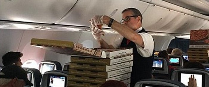 ABD'de bir pilot yolculara pizza ısmarladı