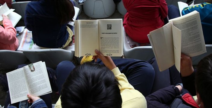 Erzurum'da 10 bin öğrenci aynı anda kitap okudu