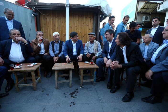 Davutoğlu Diyarbakır'da vatandaşlarla çay içti