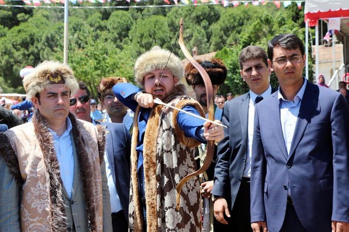 Bilal Erdoğan kaftan giyip ok attı