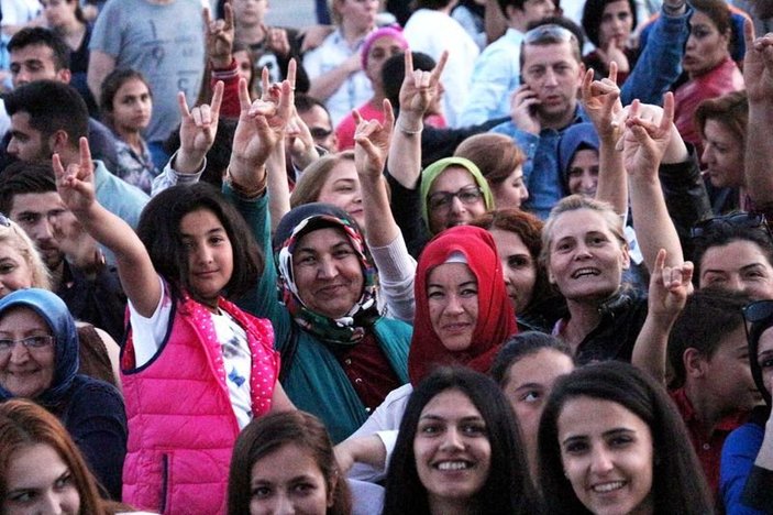 Ozan Doğulu MHP'lilere konser verdi