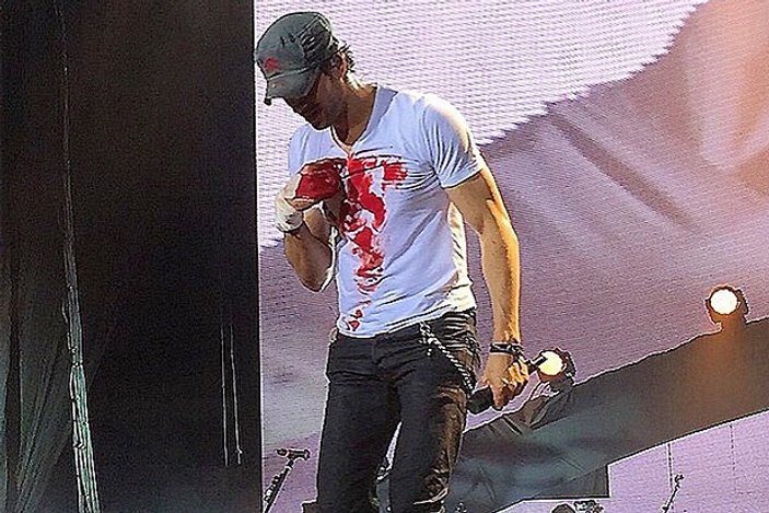 Enrique Iglesias konser sırasında yaralandı