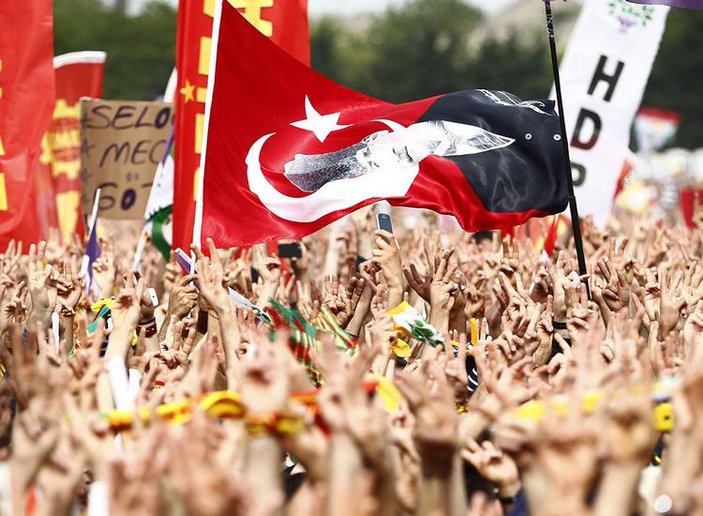HDP'nin İstanbul mitinginde Atatürk bayrakları
