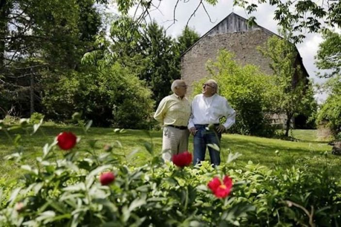 50 yıldır birlikte olan eşcinsel çift evlendi