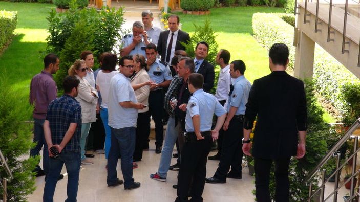 Kadıköy'de AK Partili vekili binaya sokmadılar