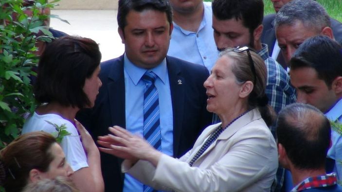 Kadıköy'de AK Partili vekili binaya sokmadılar